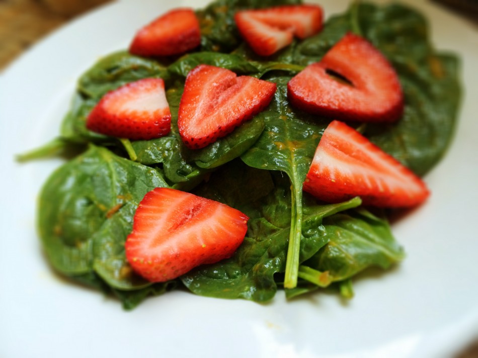 baby spinach with mango date dressing and sliced strawberries salad inphyusion